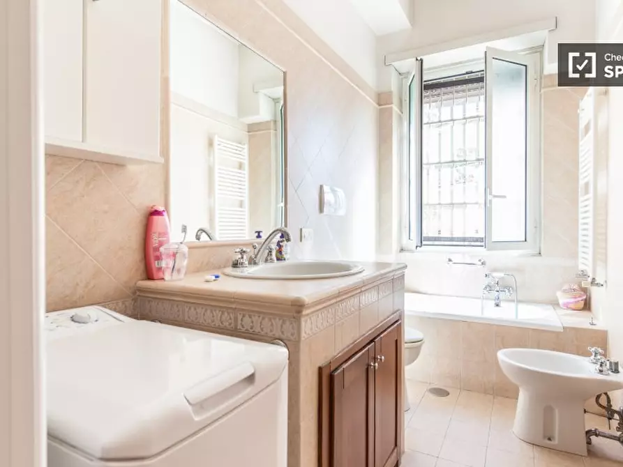 Immagine 4 di Camera condivisa in affitto  in Piazza Augusto Albini a Roma