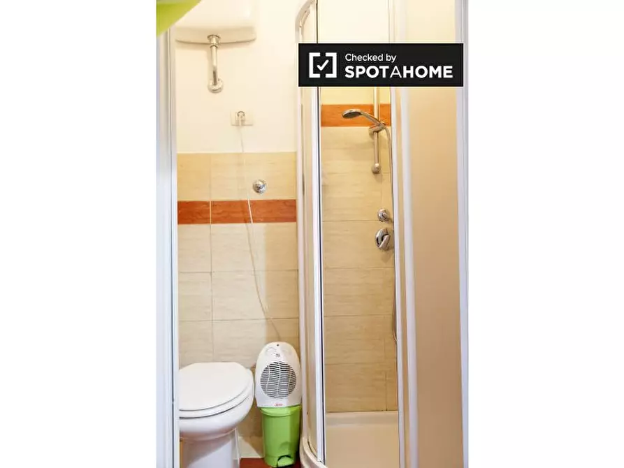 Immagine 8 di Camera condivisa in affitto  in Via Francesco Amici a Roma