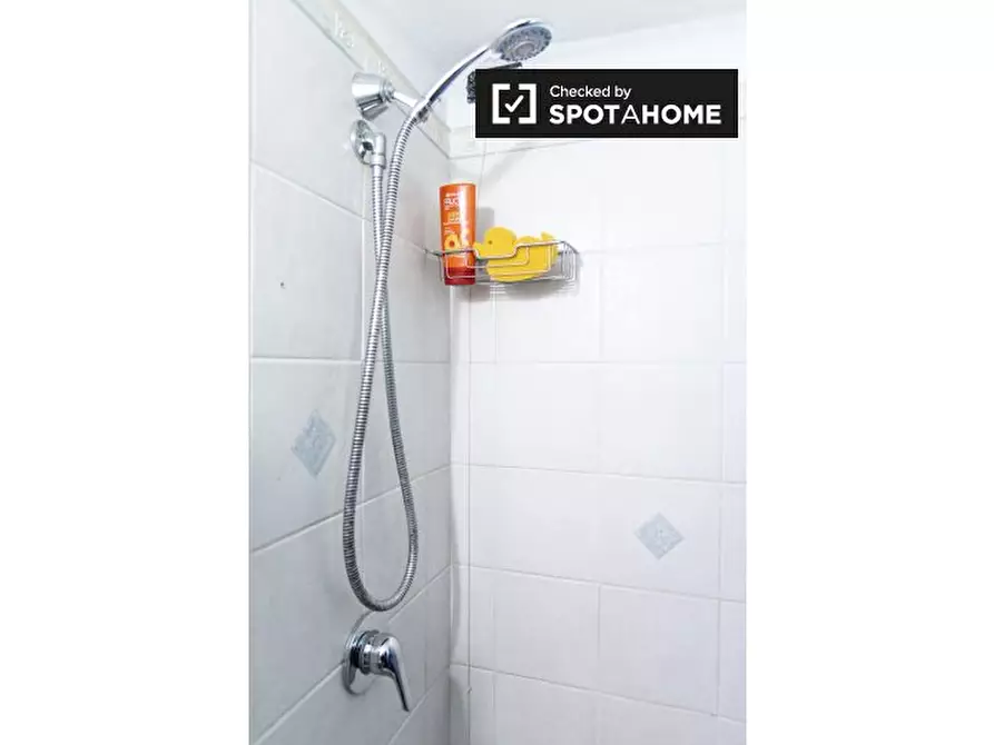 Immagine 8 di Camera condivisa in affitto  in Via Matteo Boiardo a Roma