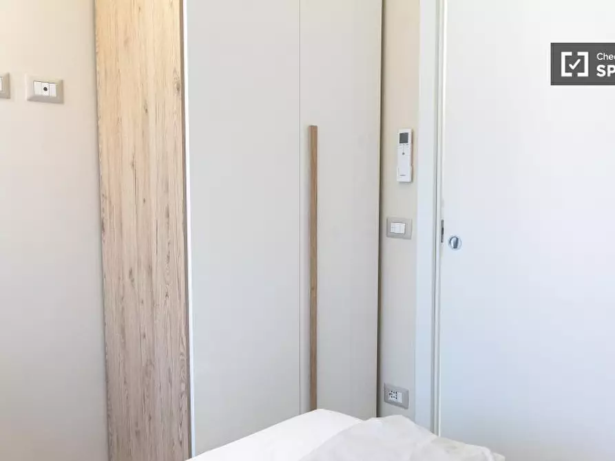 Immagine 3 di Camera condivisa in affitto  in Via Francesco Caracciolo a Roma