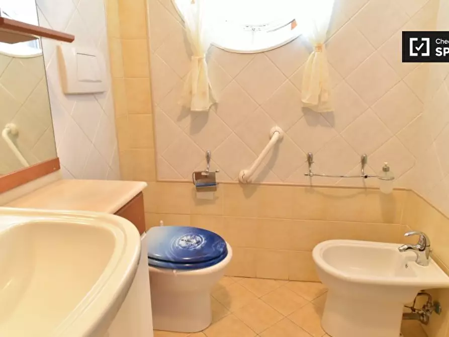 Immagine 7 di Camera condivisa in affitto  in Via Tullio Garbari, 00125 Roma RM, Italy a Roma