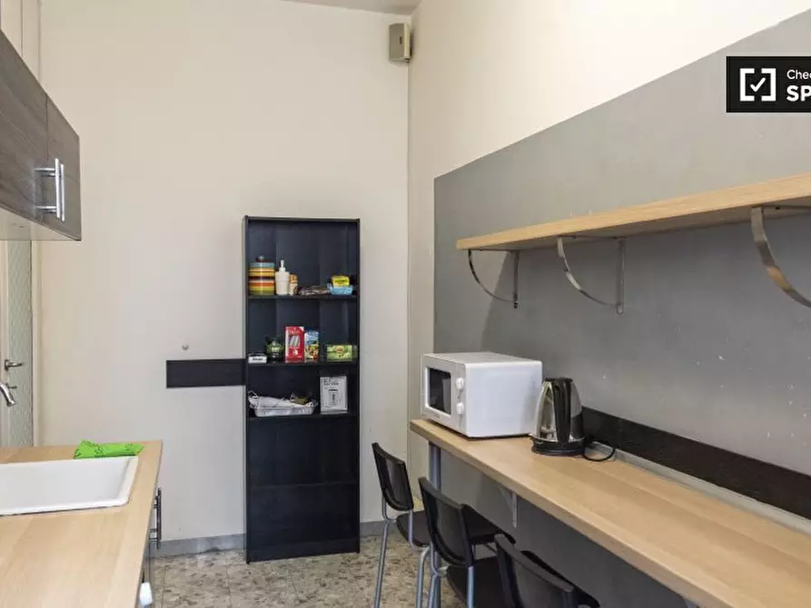 Immagine 11 di Camera condivisa in affitto  in Via Camilla a Roma