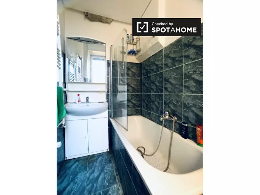 Immagine 13 di Camera condivisa in affitto  in Via Alessandro Cialdi a Roma