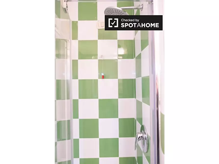 Immagine 5 di Camera condivisa in affitto  in Via dei Giovi a Roma