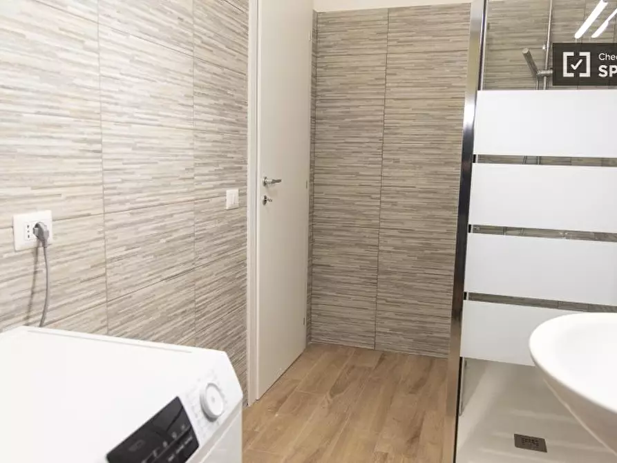 Immagine 18 di Camera condivisa in affitto  in Lungotevere di Pietra Papa a Roma