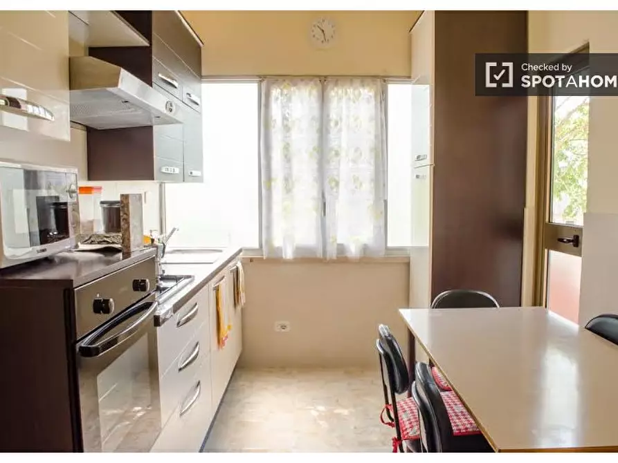 Immagine 6 di Camera condivisa in affitto  in Viale dello Scalo di San Lorenzo a Roma