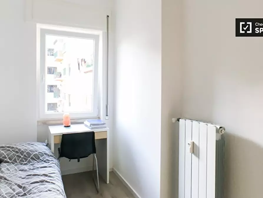 Immagine 4 di Camera condivisa in affitto  in Viale Giustiniano Imperatore a Roma