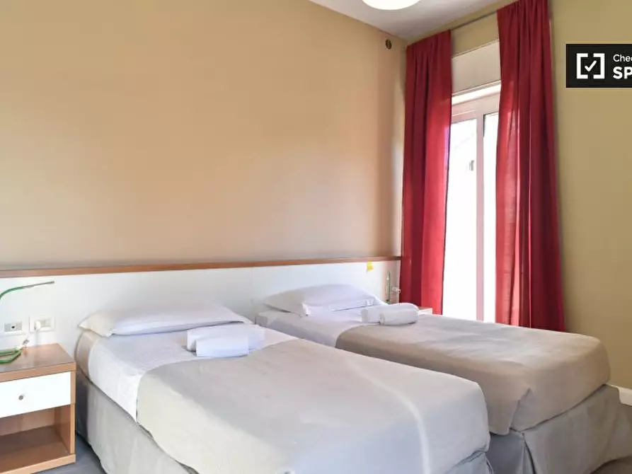 Immagine 17 di Camera condivisa in affitto  in Viale Opita Oppio, 00174 Roma RM, Italy a Roma