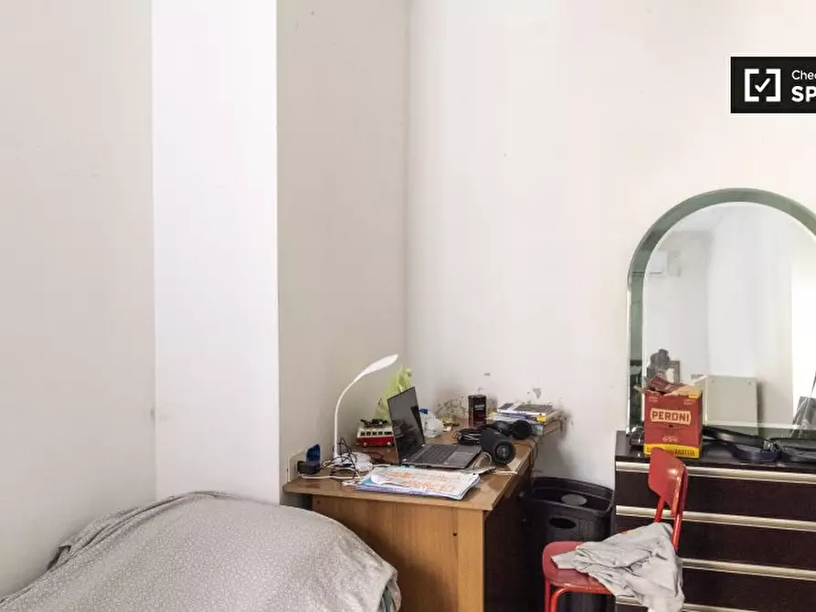 Immagine 2 di Camera condivisa in affitto  in Via Camilla a Roma