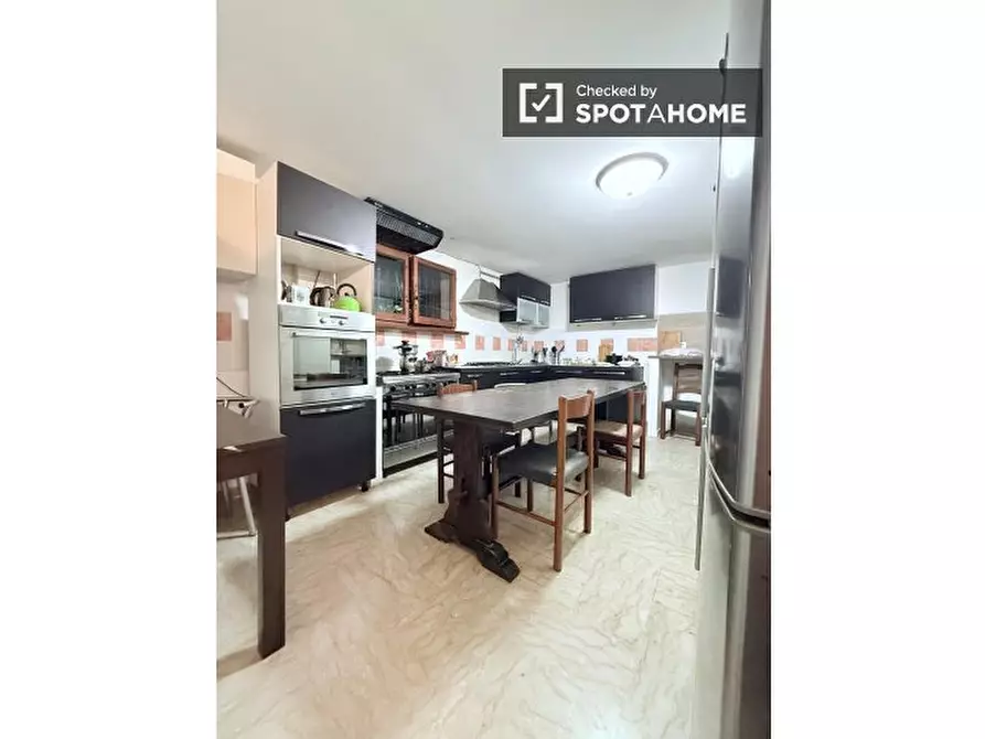 Immagine 4 di Camera condivisa in affitto  in Via Argusto a Roma