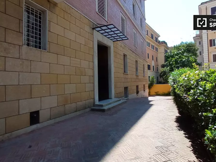 Immagine 12 di Camera condivisa in affitto  in Via Panama a Roma