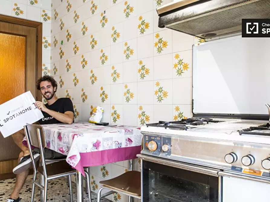 Immagine 8 di Camera condivisa in affitto  in Via Altavilla Irpina a Roma