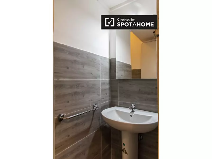 Immagine 12 di Camera condivisa in affitto  in Via Aquileia, 00198 Roma RM, Italy a Roma