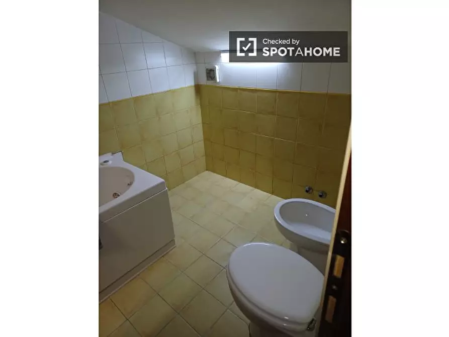 Immagine 4 di Camera condivisa in affitto  in Via Fraconalto a Roma