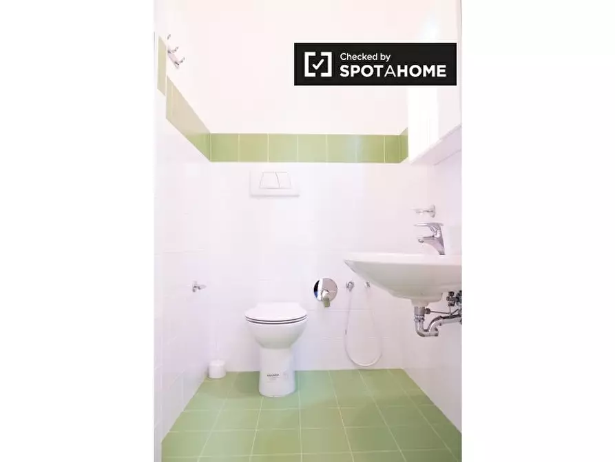 Immagine 7 di Camera condivisa in affitto  in Via dei Giovi a Roma