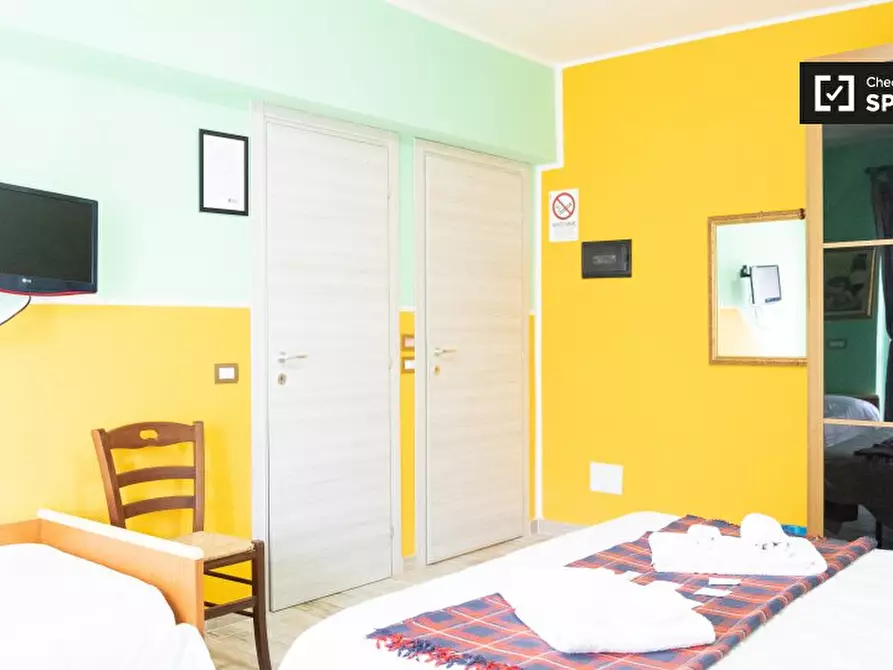 Immagine 2 di Camera condivisa in affitto  in Via Venzone a Roma