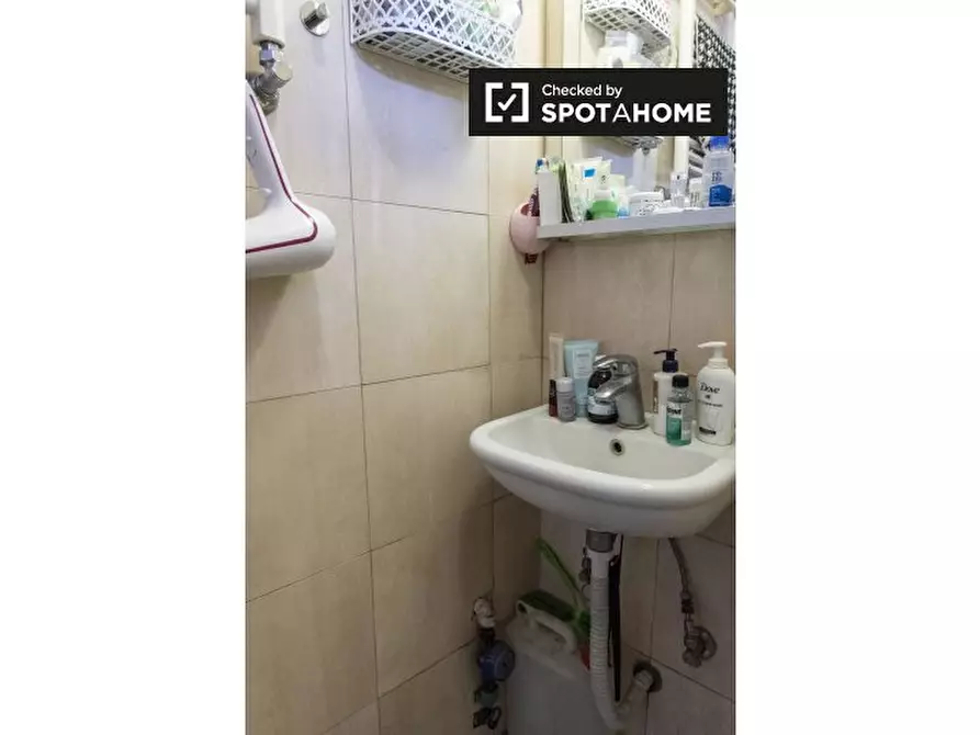 Immagine 8 di Camera condivisa in affitto  in Via Castelfidardo, 00185 Roma RM, Italy a Roma