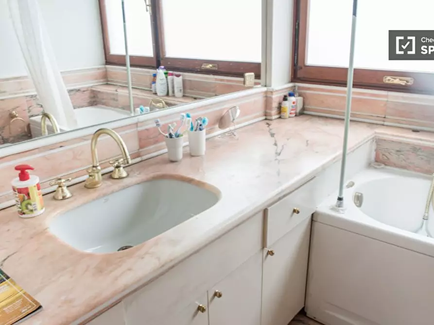 Immagine 12 di Camera condivisa in affitto  in Via Guattani a Roma