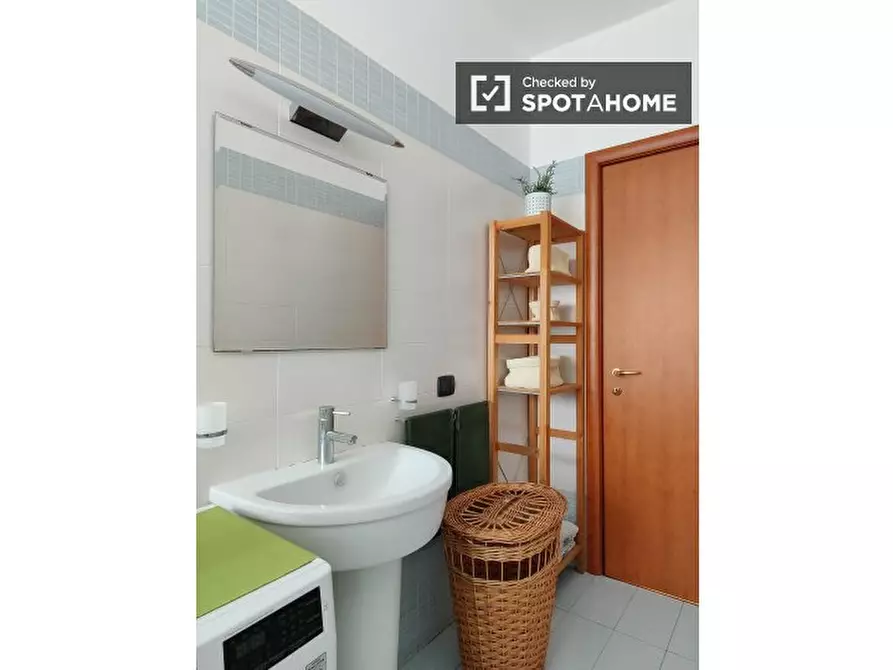 Immagine 17 di Camera condivisa in affitto  in Via Breno a Milano