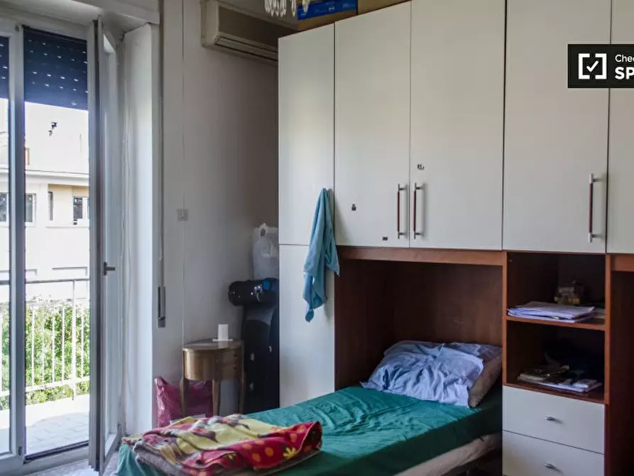 Immagine 3 di Camera condivisa in affitto  in Via Ozanam a Roma