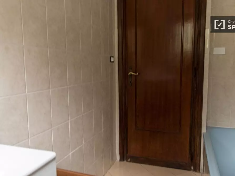 Immagine 8 di Camera condivisa in affitto  in Via Mattia Battistini a Roma