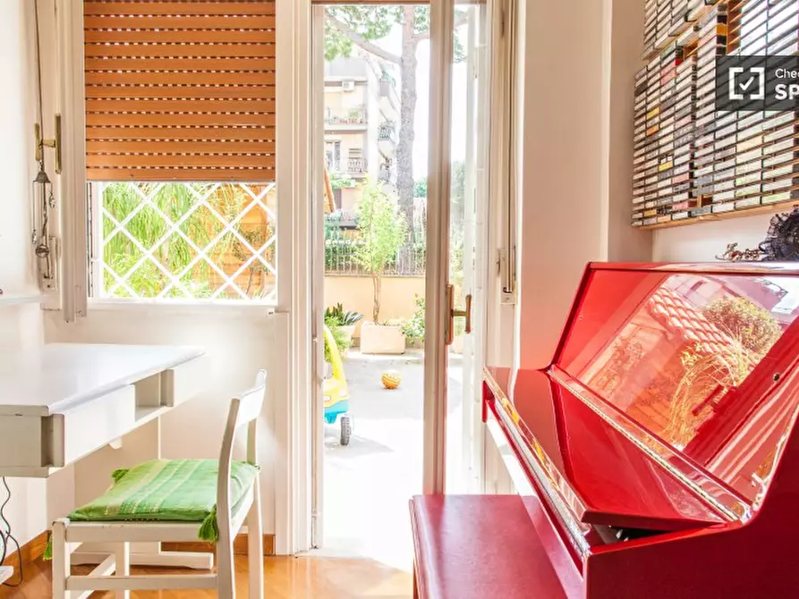 Immagine 2 di Camera condivisa in affitto  in Via Coviello a Roma