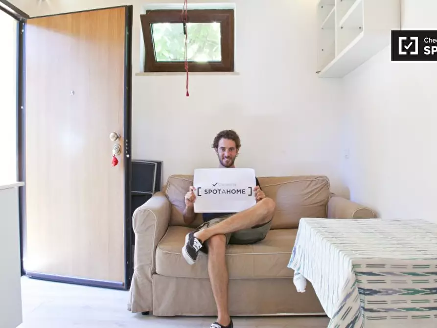 Immagine 2 di Camera condivisa in affitto  in Via dei Bonacolsi a Roma