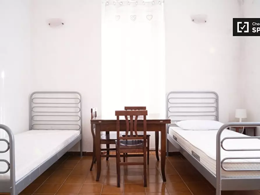 Immagine 2 di Camera condivisa in affitto  in Via Alessandro Avoli a Roma