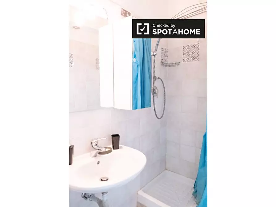 Immagine 7 di Camera condivisa in affitto  in Via Venzone a Roma