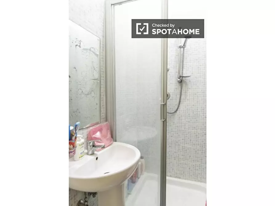 Immagine 17 di Camera condivisa in affitto  in Via Agri a Roma