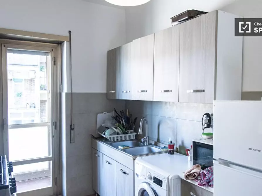 Immagine 5 di Camera condivisa in affitto  in Via Laurentina a Roma