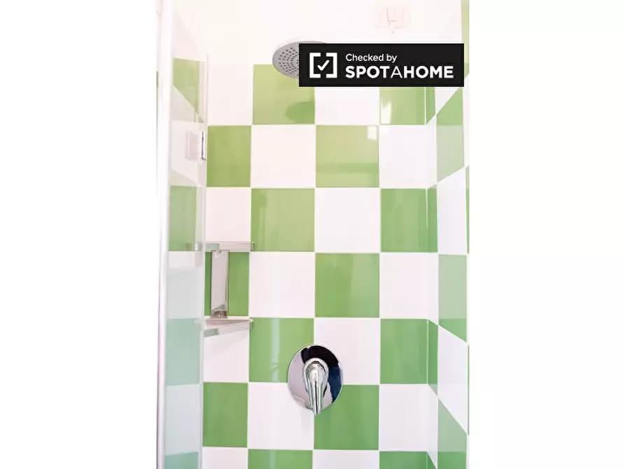 Immagine 5 di Camera condivisa in affitto  in Via dei Giovi a Roma