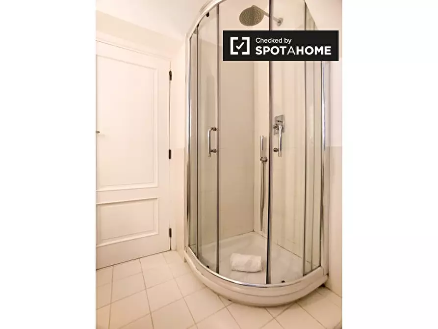 Immagine 15 di Appartamento in affitto  in Via di S. Martino Ai Monti a Roma