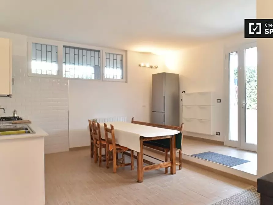 Immagine 5 di Camera condivisa in affitto  in Via Santa Domenica Talao, 00173 Roma RM, Italy a Roma