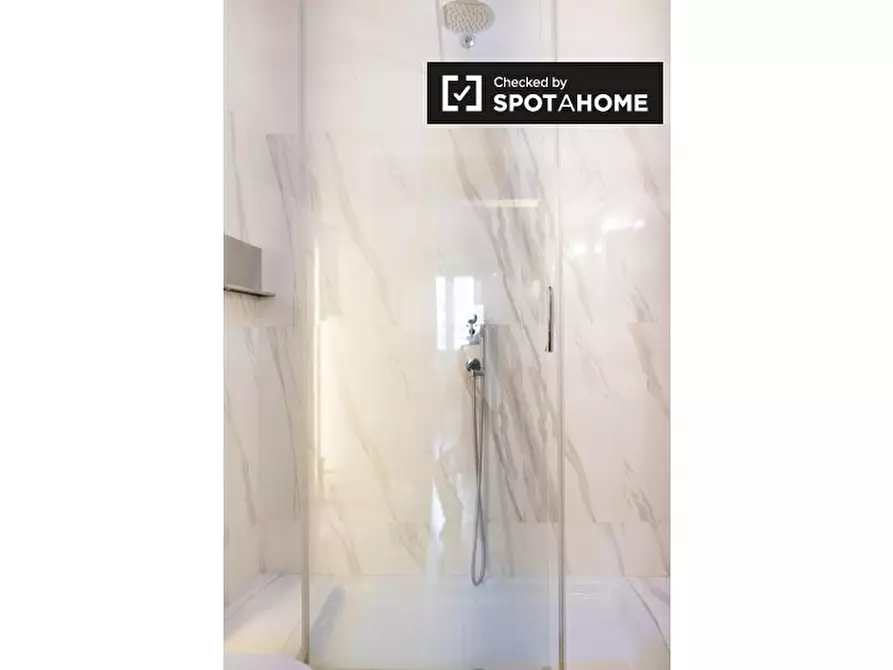 Immagine 15 di Appartamento in affitto  in Via del Banco di Santo Spirito a Roma