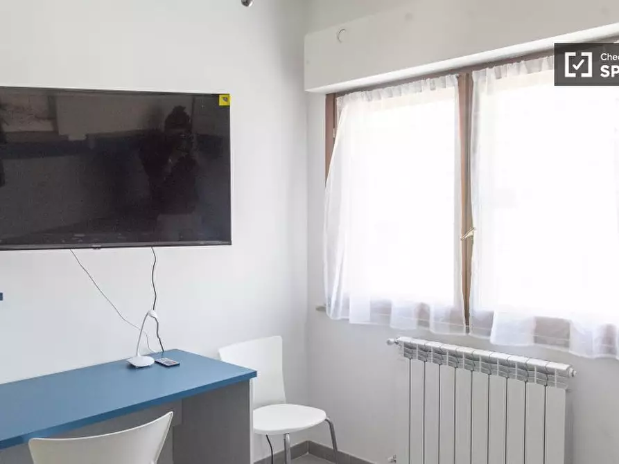 Immagine 3 di Camera condivisa in affitto  in Via di Torre Gaia a Roma
