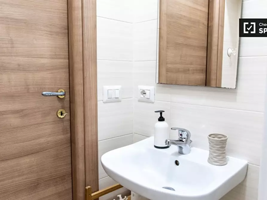 Immagine 8 di Camera condivisa in affitto  in Via Tarquinio Collatino a Roma