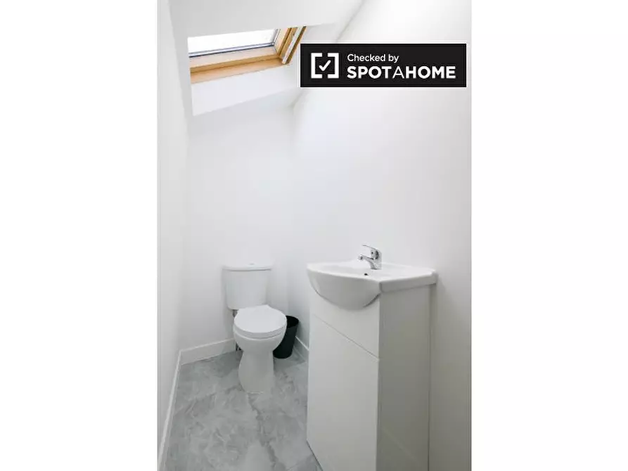 Immagine 14 di Appartamento in affitto  in Heathfield Park Drive a Barking