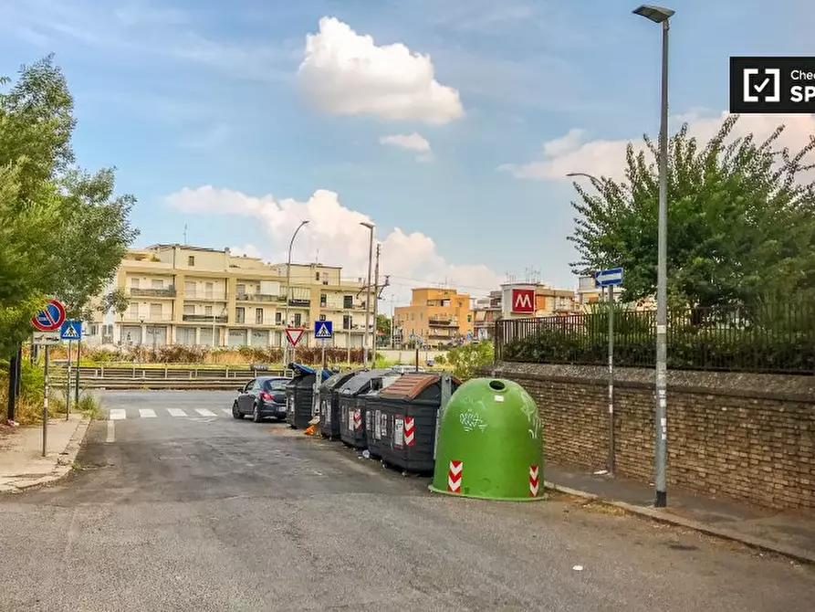 Immagine 15 di Camera condivisa in affitto  in Via Giuseppe Berneri a Roma