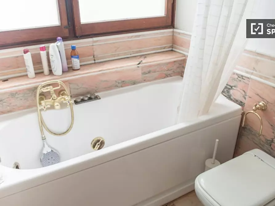 Immagine 13 di Camera condivisa in affitto  in Via Guattani a Roma