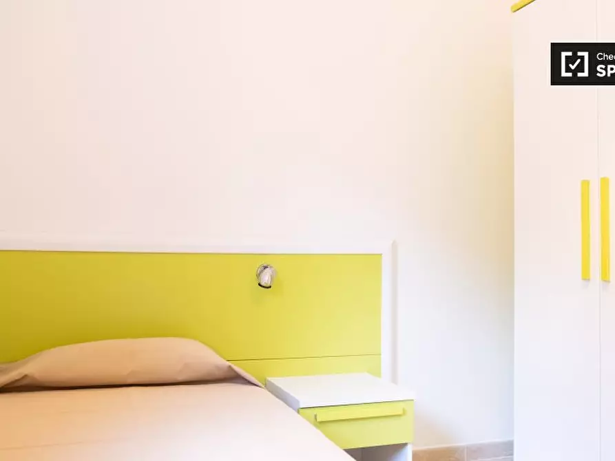 Immagine 2 di Camera condivisa in affitto  in Via dei Giovi a Roma