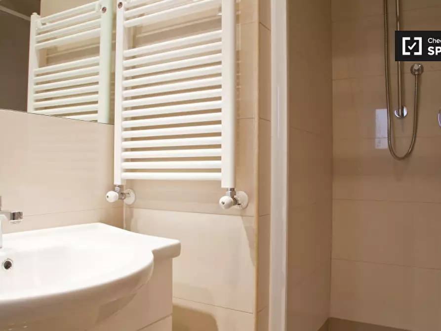 Immagine 7 di Camera condivisa in affitto  in Via Barletta a Roma