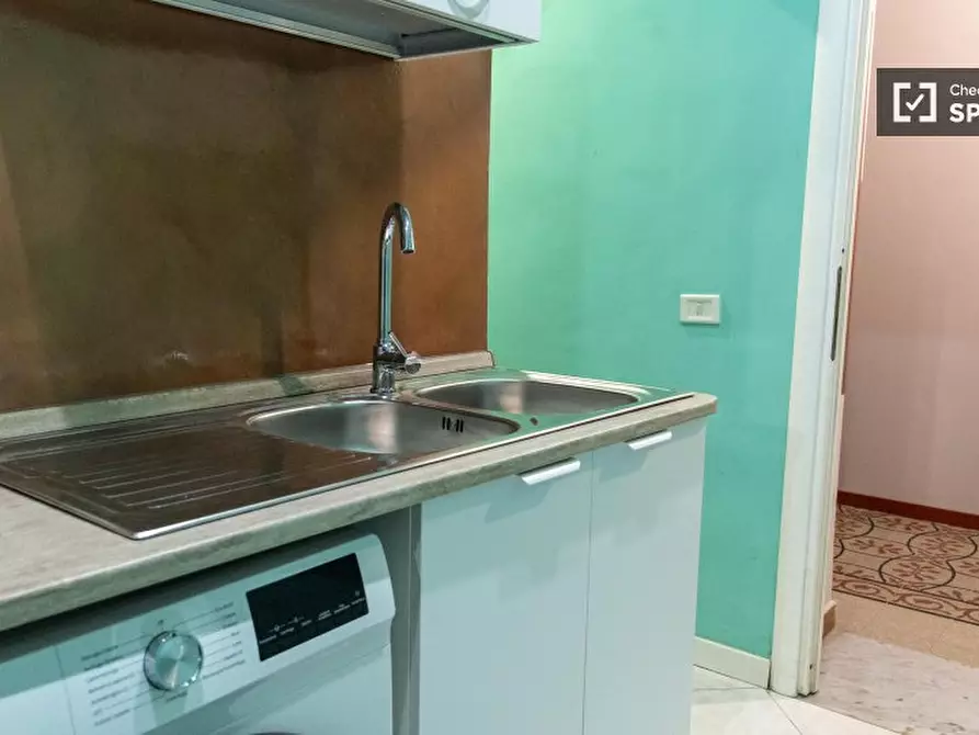 Immagine 5 di Camera condivisa in affitto  in Via Napoleone III a Roma