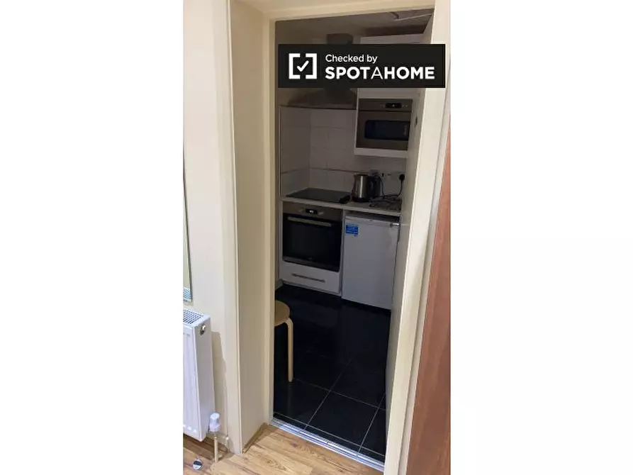 Immagine 4 di Ufficio in affitto  a Brent