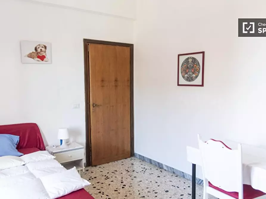 Immagine 3 di Camera condivisa in affitto  in Via della Massimilla a Roma