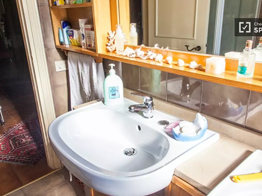 Immagine 10 di Camera condivisa in affitto  in Vicolo Casale Lumbroso a Roma