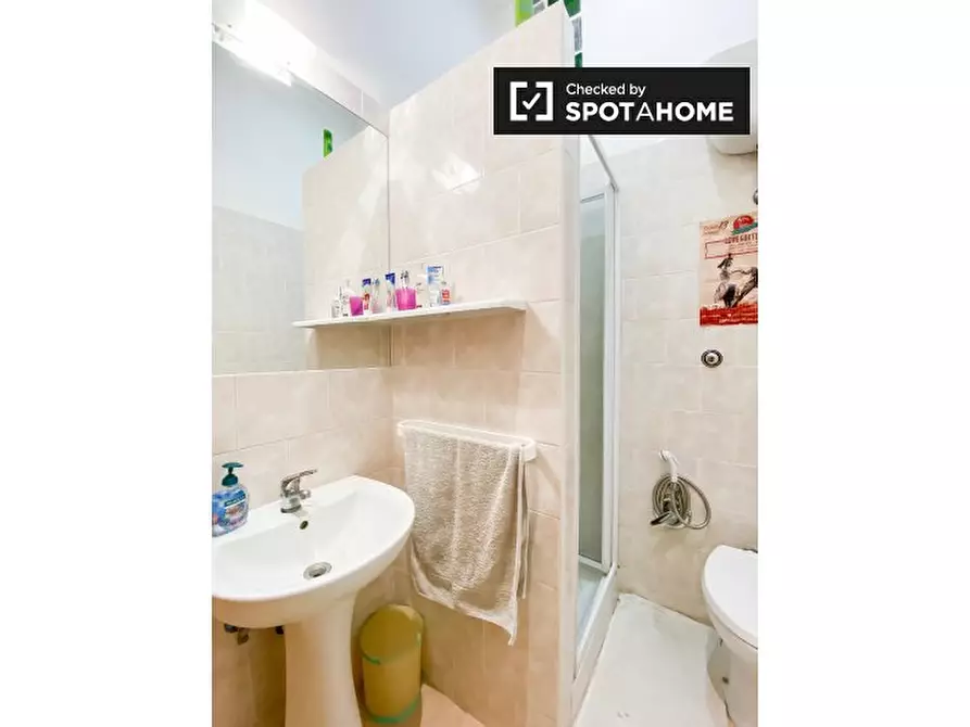 Immagine 12 di Camera condivisa in affitto  in Piazza Vittorio Emanuele II a Roma