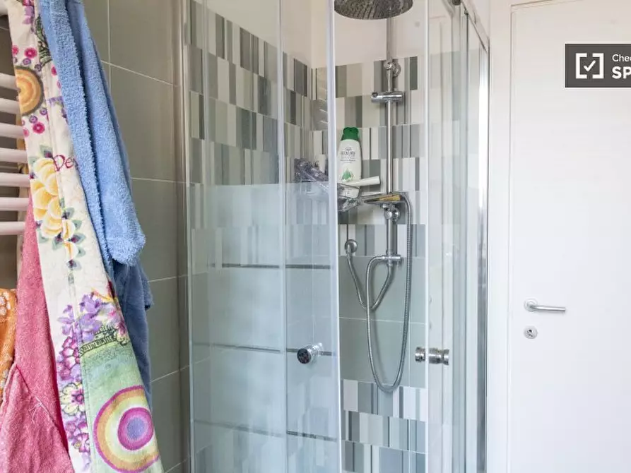 Immagine 6 di Camera condivisa in affitto  in Via Delle Azalee a Roma