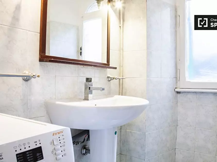 Immagine 15 di Camera condivisa in affitto  in Largo Magnagrecia a Roma