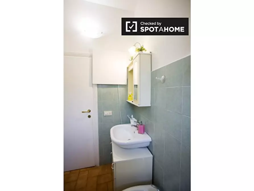 Immagine 12 di Camera condivisa in affitto  in Via Ernesto Ovidi a Roma